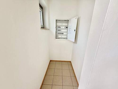 Praktische Garderobe vor Renovierung - 