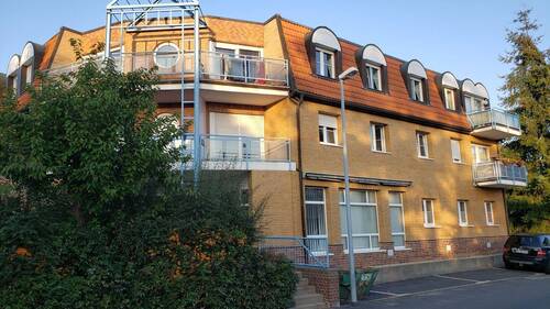 Fassadenansicht Ladenlokal - Für Investoren Bäckereineubau 1994 in einem Hausneubau von 1994 kann Gewerbefläche für stilles Gewerbe oder als Wohnung umgebaut