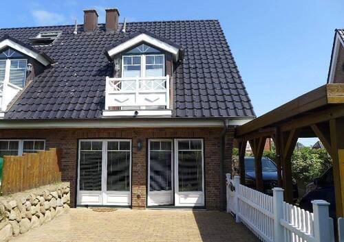 Carport neben dem Haus - 