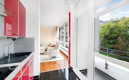 Blick aus der Küche in das Zimmer - 1 Zimmer Etagenwohnung zum Kaufen in Berlin