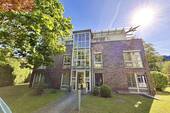 Vorderansicht des Hauses - Wohnen im Grünen! - 320.000,00&nbsp;EUR Kaufpreis, ca.&nbsp; 86,00&nbsp;m&sup2;&nbsp;Wohnfl&auml;che