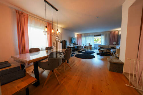 Wohn- und Essbereich - ATIK: Charmante 4-Zimmer-Erdgeschosswohnung mit sonnigem Südbalkon in ruhiger Feldrandlage