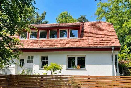 Hausansicht - diskrete Vermarktung - Viel Raum zum Leben - ruhig gelegen in Kleinmachnow