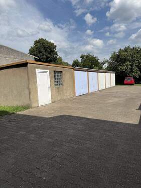 Innenhof mit Garagen - 