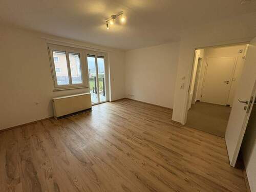 Wohnzimmer - Saniert und bezugsfrei: 3-Zimmer Erdgeschosswohnung in Ebelsbach zu verkaufen