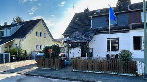 Straßenansicht - Doppelthaushälfte in hervorragender Lage von Duisburg-Buchholz