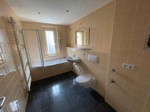 Bad mit Fenster.JPG - 