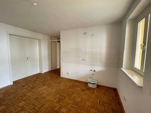 Küche mit Balkon.JPG - 3 Zimmer Etagenwohnung in Chemnitz