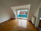 Wohnen/Essen - 2,5-Zimmer-Galeriewohnung mit Balkon, Einbauküche und Tiefgaragenstellplatz.