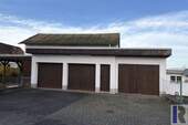Nebengebäude mit Garagen - 6 Zimmer Einfamilienhaus in Nomborn