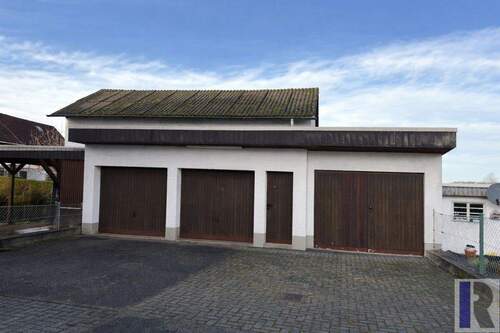 Nebengebäude mit Garagen - 6 Zimmer Einfamilienhaus in Nomborn