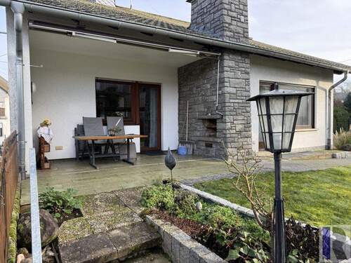 Terrasse mit offenen Kamin und Markise - Einfamilienhaus mit 191,20 m&sup2; in Nomborn zum Kaufen