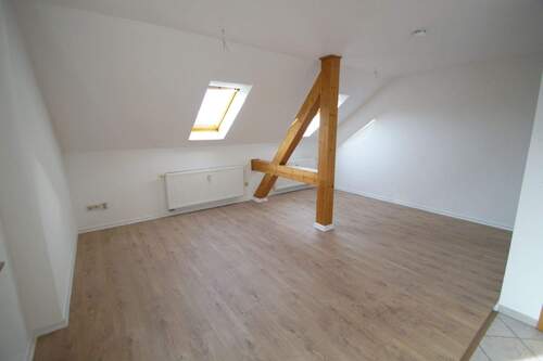 Wohnzimmer - 2-Zimmer-DG-Wohnung mit BALKON, offene Küche, Badewanne - frisch renoviert