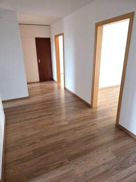 Flur mit hellen Innentüren. - 3 Zimmer Etagenwohnung in Immenstaad am Bodensee