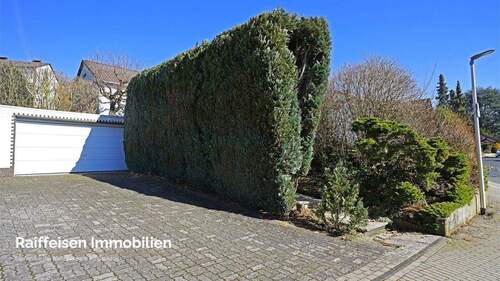 RAIBA IMMO - Wohnen am Sonnenhang 1 - Garage und Stellplatz - 