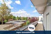 Terrasse - Helle Dachgeschosswohnung: bezugsfrei, toller Ausstattung & Sonnenidylle auf der ca. 40 m² Terrasse