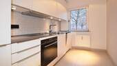 Foto einer baugleichen sanierten Wohnung im gleichen Gebäude__Küche - 