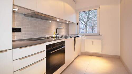 Foto einer baugleichen sanierten Wohnung im gleichen Gebäude__Küche - 