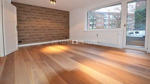 Foto einer baugleichen sanierten Wohnung im gleichen Gebäude__Wohnzimmer - 