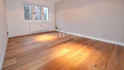 Foto einer baugleichen sanierten Wohnung im gleichen Gebäude__Schlafzimmer 1 - 