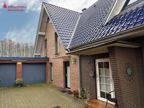 Nordwest-Ansicht Altbau und Anbau, Hof Altbau - 