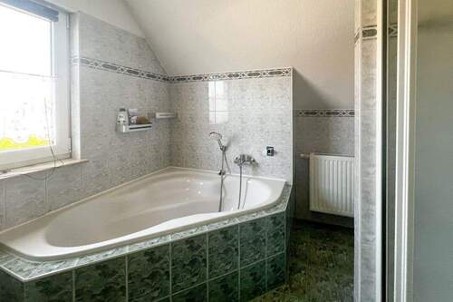 Tageslichtbad mit Wanne - 