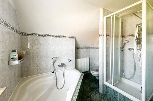 Eckbadewanne und Dusche - 