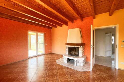 Wohnzimmermit Kamin und anschließenden Wintergarten - 