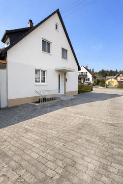 Musterbild Gebäudeeingang - Gepflegtes Doppelhaus in gefragter Lage von Ellwangen- Braune Hardt