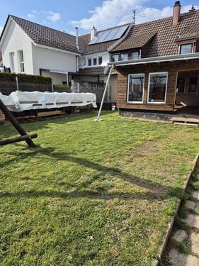 Garten mit Blick auf das Gebäude - 