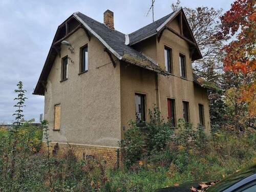Straßenseite.jpg - Komplett zu sanierendes freistehendes Einfamilienhaus + 5 Garagen + 3 zusätzliche Bauplätze!
