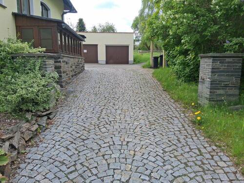 Zufahrt zum Wohnhaus - 