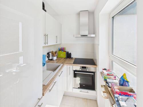 freundliche Küche - 1 Zimmer Etagenwohnung in Wiesbaden