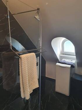 Badezimmer mit Dusche und Fenster - 