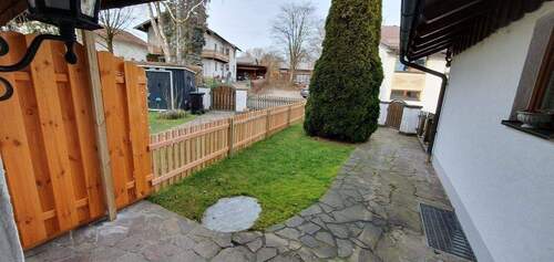 Vorgarten.jpg - Doppelhauhälfte mit 199 m² Wohn-Nutzfläche, 6 Zimmer, Balkon mit Bergblick nähe Chiemsee