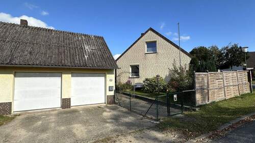 Garage und Zugang - 5 Zimmer Einfamilienhaus in Habighorst