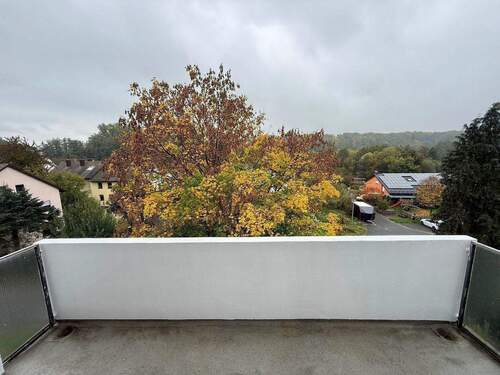 Großer Südwestbalkon und Aussicht - 2 Zimmer Etagenwohnung in Creußen