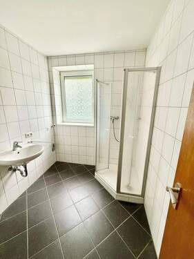 Modernes Tageslichtbad mit Dusche & WM-Anschluss - 