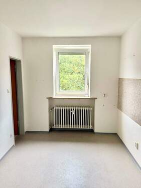 Helle Küche und Platz für Essecke - 