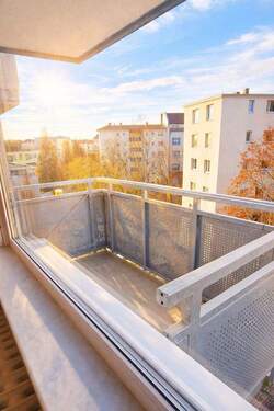 Balkon mit super Ausblick - Stilvolle 2-Zimmer-Eigentumswohnung mit Balkon & Aufzug - 60,61 m² in Berlin - Elberfelder Straße