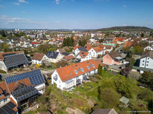 Außenansicht - Schönes Reihenmittelhaus mit 5,5 Zimmern, Terrasse, Gartenanteil und Garage in Rielasingen