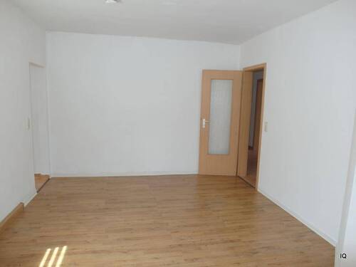 Zimmer 1: Wohnbereich - 3 Zimmer Etagenwohnung zur Miete in Riesa