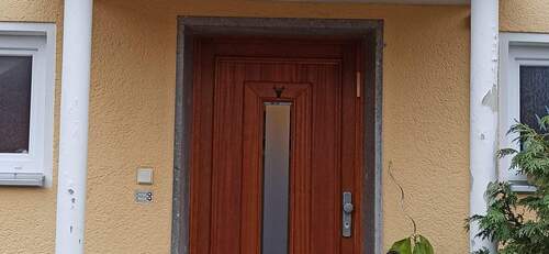 Eingang - Freistehendes Einfamilienhaus mit Südwestlage, Ausbaupotenzial und mit 2 Garagen und 3 Außenparkplätze in Haunstetten zum Verkaufen!