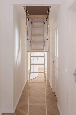 Flur mit aussziehbarer Leiter zum Stauraum - 