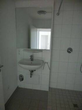 Bad mit Dusche und WC - 