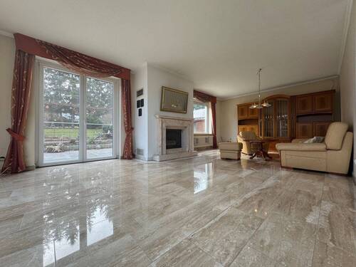 Wohnzimmer - 8 Zimmer Mehrfamilienhaus, Wohnhaus in Sondershausen