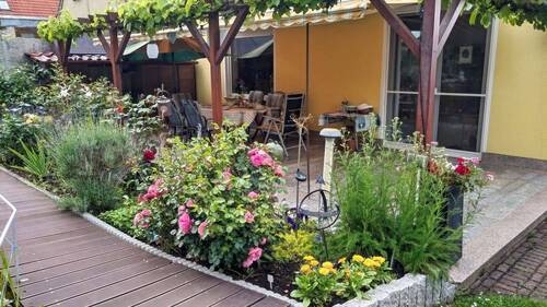 Terrasse am Haus mit Markiese - 