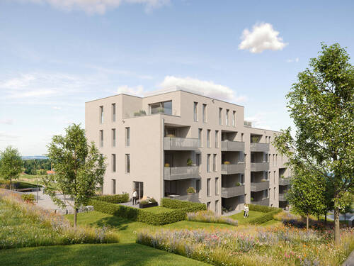 Modernes Mehrfamilienhaus mit hellbeiger Fassade und Balkonen, umgeben von gepflegten Rasenflächen und blühenden Wiesen unter blauem Himmel. - 