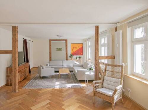 Vom Wohnzimmer zum Schlafzimmer - Bezugsfreie 3-Zimmer-Altbau-Wohnung in bester Mitte-Lage mit EBK