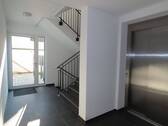 Treppenhaus mit Aufzug - 